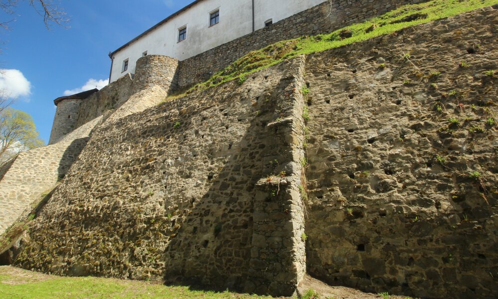 Pohled z příkopu na bašty, správa hradu Nové Hrady