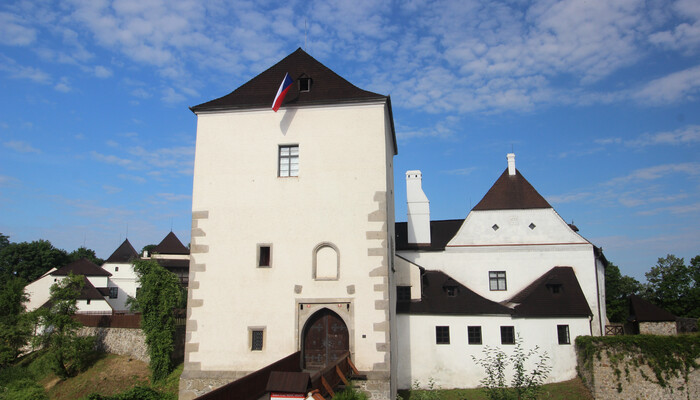 Přední věž nad hlavní bránou hradu Nové Hrady