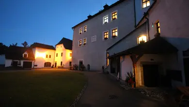 Státní hrad Nové Hrady, podvečer na hradním nádvoří, správa hradu, léto 2025 | © Státní hrad Nové Hrady, podvečer na hradním nádvoří, správa hradu, léto 2025