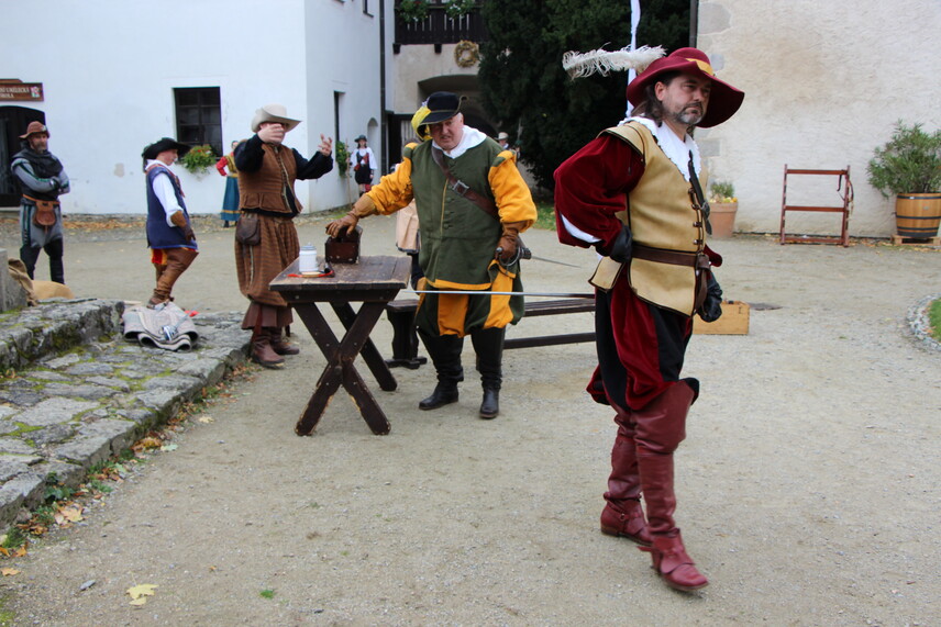 Skupina historického šermu Vítkovci na nádvoří hradu Nové Hrady, Novohradské podzimní slavnosti 2025, správa hradu