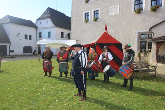 Novohradské podzimní slavnosti 2025, nádvoří hradu Nové Hrady, správa hradu