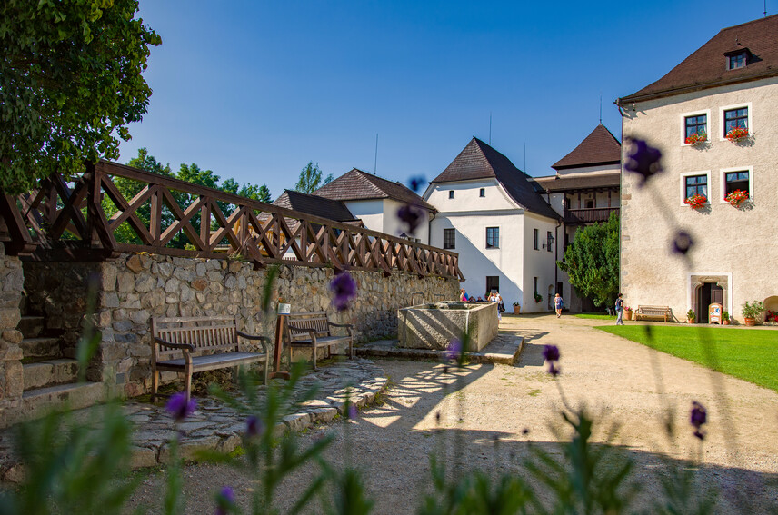 Nádvoří hradu Nové Hrady, foto Jarmila Sajtlová, léto 2022