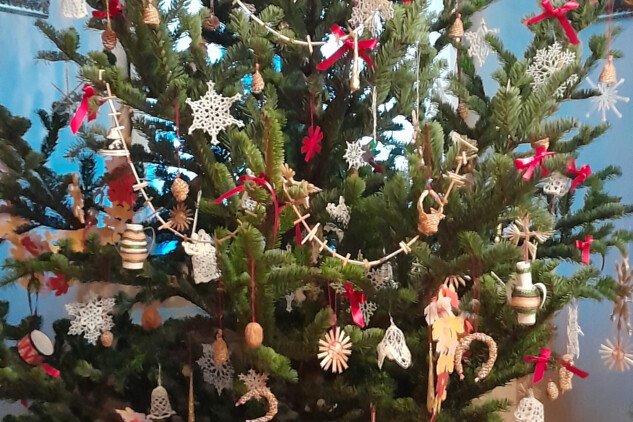 Vánoční stromeček s dárky u pana správce, prosinec 2025, správa hradu Nové Hrady